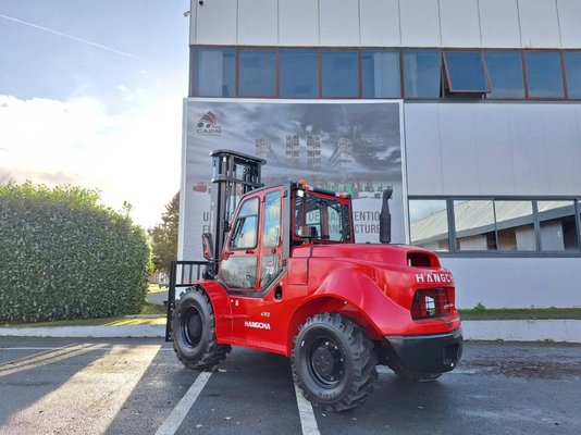 Chariot élévateur tout terrain de 6 à 7 tonnes 4 roues motrices