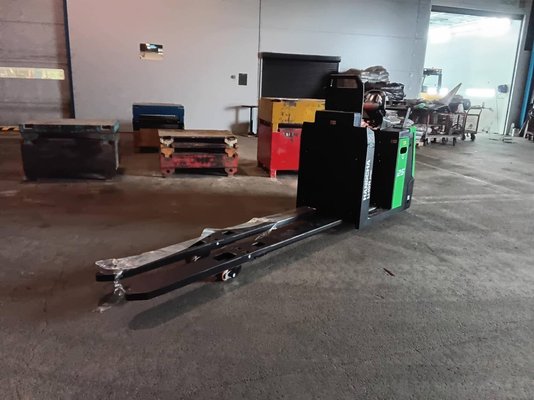 Préparateur de commande au sol longues fourches